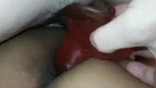 Latin ateşli evli kadın seksi amcığını esnetiyor