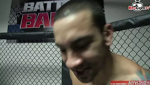 Bir boks ringinde küçük memeli sıska dövmeli sarışın sikikleri