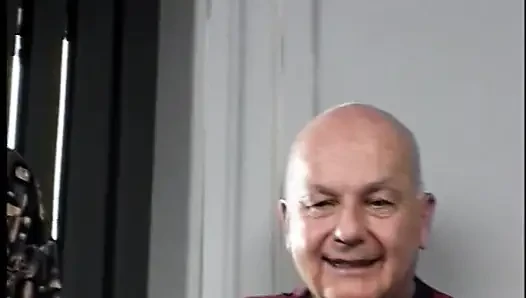 İki yaşlı adam, birinin karısının üç büyük memeli gettolu adam tarafından nasıl sikildiğini tartışıyor