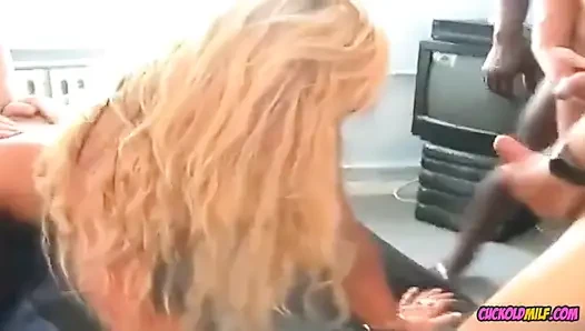 Aldatılan orta yaşlı seksi kadın - üç arkadaşım karımı sikiyor