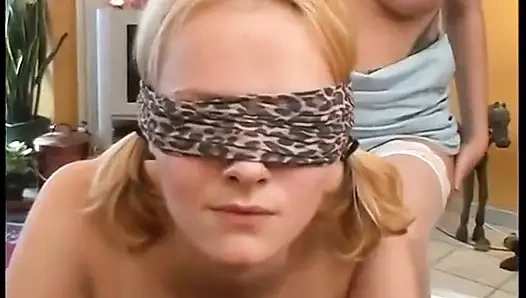 MILF Teeny ile oynar ve sonra başka bir bıçaklayıcıya izin verir