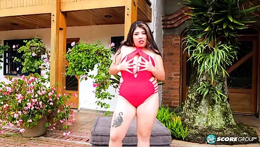 Doğal olarak yığılmış Coral Guzman'ın büyük göğüs gösterisi