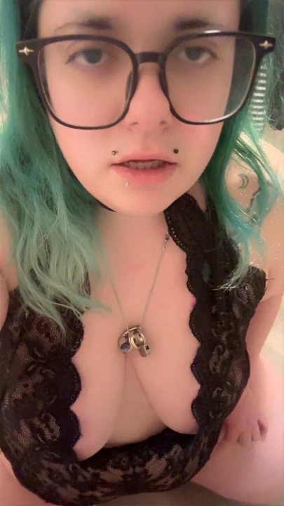 İyi bir kız gibi banyoda amcığımla oynuyorum