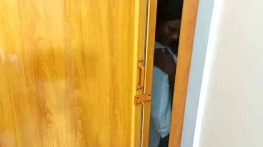 Yeni evli yenge maalesef tuvaletten gelirken devar tarafından sikiliyor