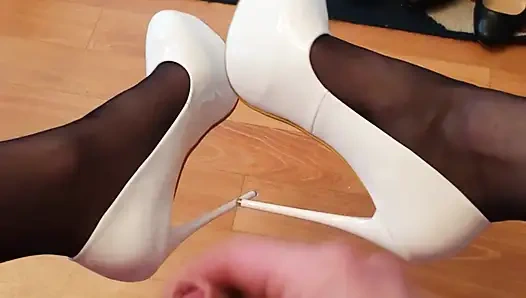 Yeni beyaz topuklu ayakkabılara ilk boşalmalar