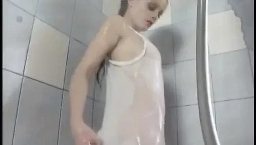 Yaramaz hatun kyra tyelar ateşli saunada dildoyla oynuyor ve soğuk duşta sikiliyor