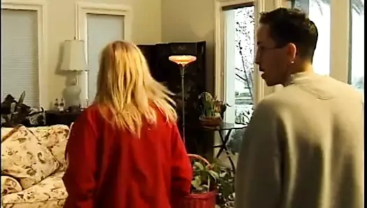 Sürtük yarak emdikten ve götüne soktuktan sonra yüzüne boşalma oluyor