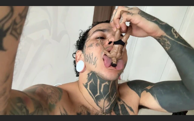 Küçük İnsan, Devin Penisinde Olmaktan Hoşlanıyor Ve Sonra Yeniliyor