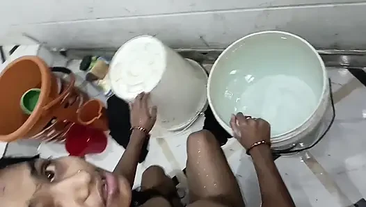 Islak duşta seks - sakso, meme işleri, göt sikişi ve göğüslere boşalma