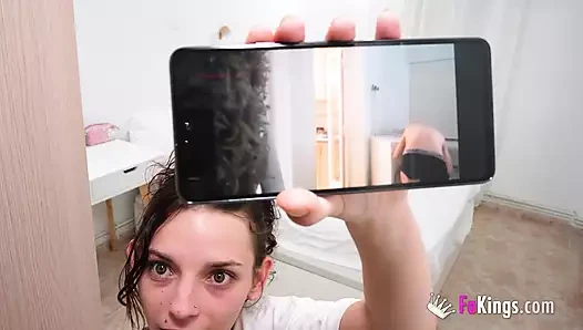 Genç İspanyol genç kız külot koklayan ev arkadaşına bir sürpriz hazırlıyor