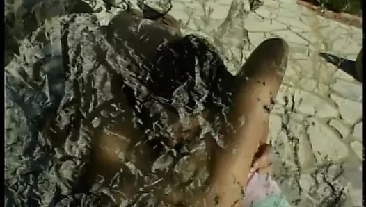 Mükemmel göğüslü harika hatun erkek arkadaşının sıcak dölünü sevimli yüzüne alıyor