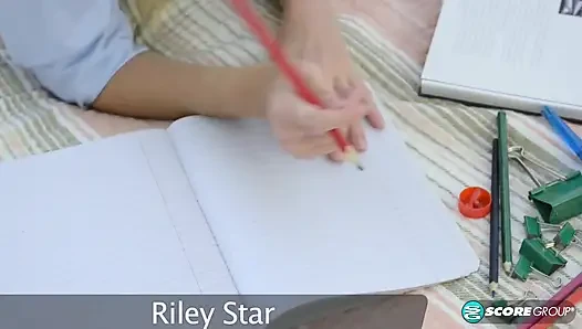 Düz sarışın Riley Star üvey babasının arkadaşını emiyor ve sikiyor