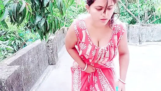 Pati ke bahar jane ke baad Bhabhi ne naya brah lene ke bahane ghar me bula kar kiya sex