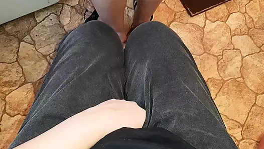 Akşam yemeği hazırlarken komşuma mutfakta mastürbasyon yapıyorum