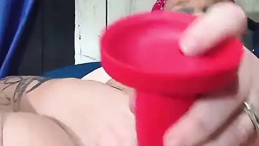 O büyük kırmızı dildoyla ne yapıyor? Bu videoyu izleyin ve bilirsiniz