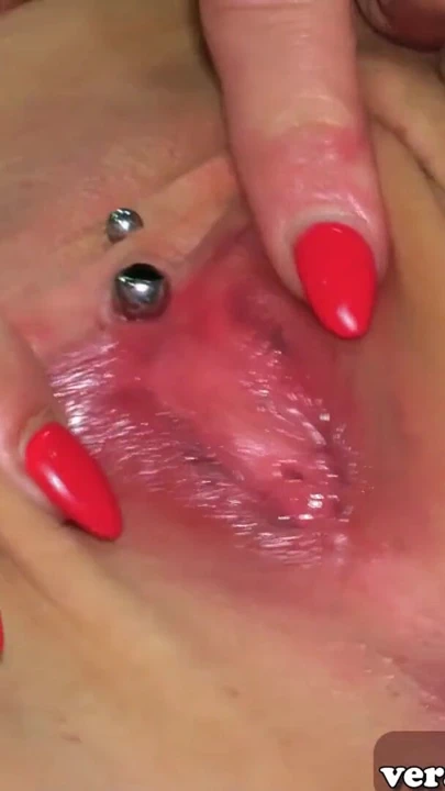 Alman azgın ev hanımı ilk kez kameranın önünde vajinasını gösteriyor | Klip 1