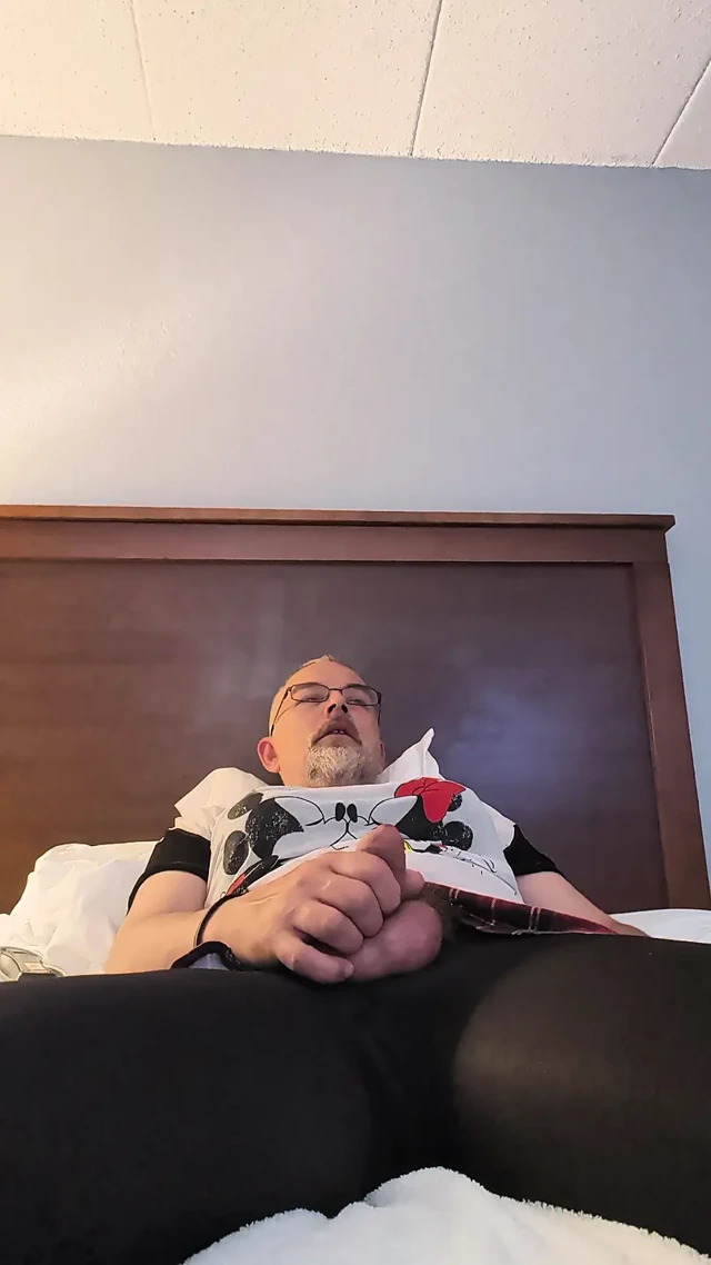 Doğum günü karısının kıyafetleriyle mastürbasyon yapıyor