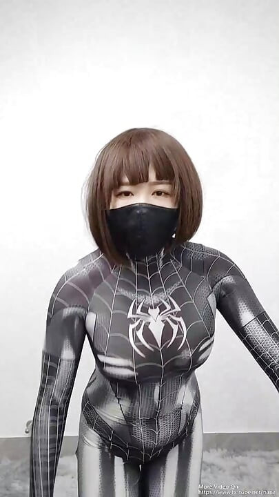 Nana zentai ve yağmur giyim vibratörle orgazm oluyor