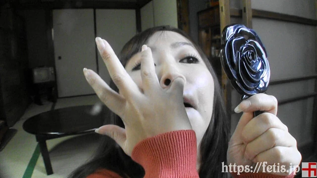 Dolgunlaştırıcı milf (orta yaşlı kadin) burnunu kazıyor (button02-01)