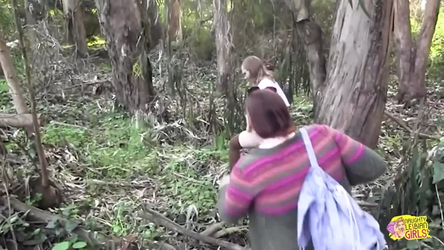 Şehvetli iri güzel kadın arkadaşına çok ihtiyaç duyulan orgazmda yardım etmek istedi