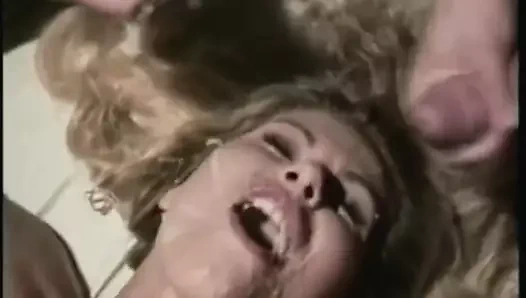 Üç porno yıldızı sikişiyor, iki erkek bir kadın boşalıyor