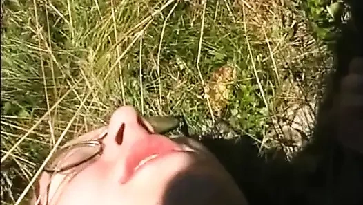 Küçük memeli harika kızıl saçlı açık havada dildoyla ıslak amına mastürbasyon yapıyor