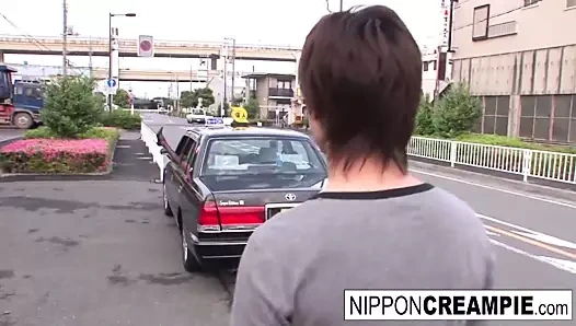 Sıcak Japon bebek sikikleri onu içinde the araba