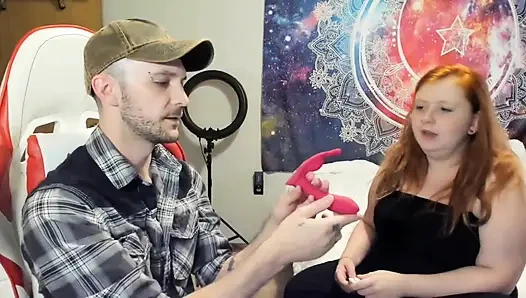 Animour külot dildo kutularını açıp mastürbasyon yapıyor