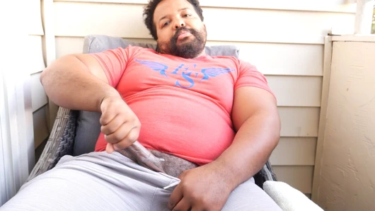 Daddy Bear herkesin içinde ateşli yarağını dövüyor ve yatak odasında sikişiyor