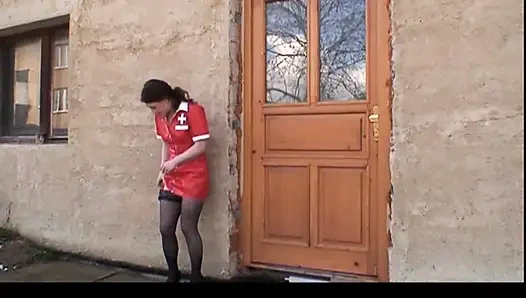 Amatör orta yaşlı seksi kadın amına yumruk sokuyor ve götünü büyük yarakla sikiyor ağzına boşalıyor