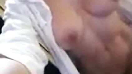 Kıvrımlı sarışın latina gösteri ona vücut