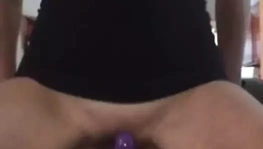 Milf sandalyede yapay penis sürmek