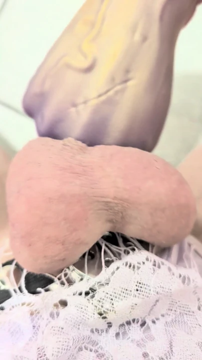 Lily kocaman anal pluguyla fistlenmeye hazırlanıyor