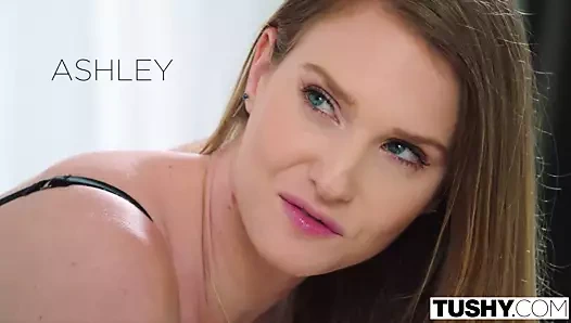 Tushy bu kötü kızın patronundan iyi bir şaşkınlığa ihtiyacı var