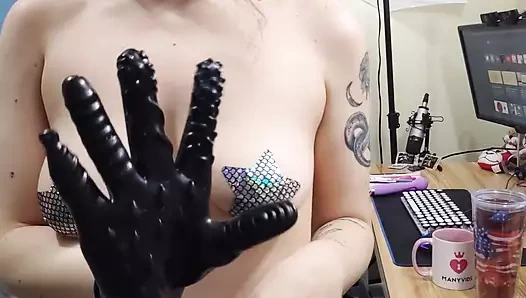 Dildo eldiveni deniyor