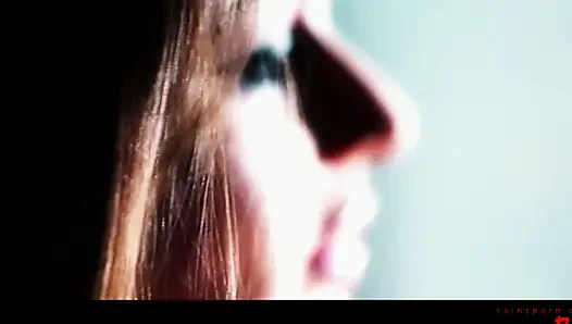 Koyu saçlı güzellik sakso çekiyor ve derinden sikiliyor