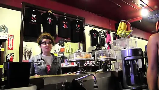 Mutfakta dondurmayla oynayan iki lezbiyen