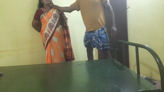 Sari giyen güzel yaşlı tamil bir kadınla en güzel seksi yaptım.