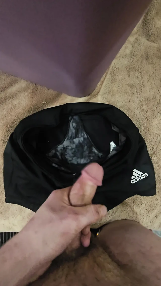 Üvey kız kardeşimin minik voleybol taytının ve banyoda bıraktığı kirli külotunun içine boşalıyorum