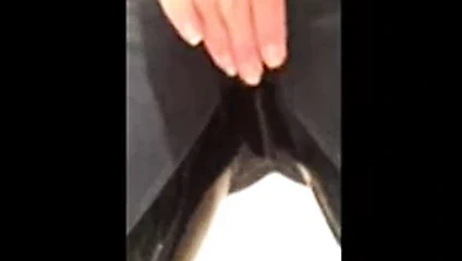 Kirli kız pantolonu ıslatıyor