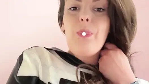 Sahibe Kate takma yarakla götünü temiz tutuyor ve ağzını açıyor