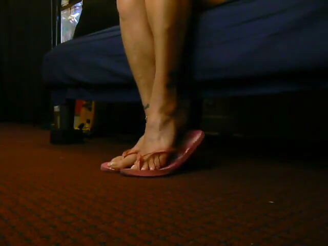 Gece görünümü flipflops kirli ayaklar