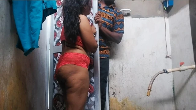 Шурин трахнул невестку, пока она принимала ванну