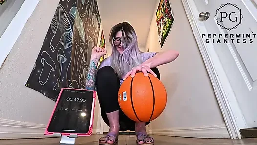 6'7 uzun boylu tanrıça tek elle basketbol meydan okuması bu büyük eller ne kadar domine edebilir?