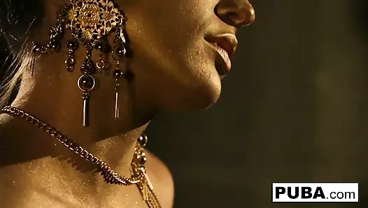 Altın heykeller canlanıp birbirlerini yalıyor!