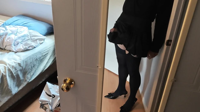 Crossdressing Ofis Orospusu Mastürbasyon Yapıp Çorapların ve Topukluların Üzerine Boşalıyor