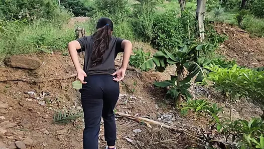 Sevimli ve ince latin kız açık havada yürüyor ve büyük göğüslerini ve götünü teşhir ediyor