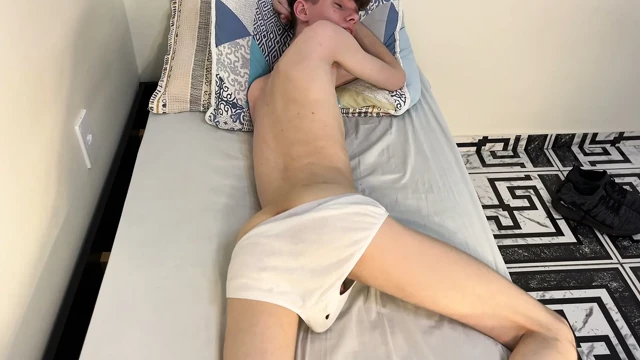 Zayıf twink'in dolgun balon poposunu ve büyük kıçını sergilemesi