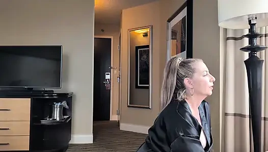 Üvey Annem Ayrıldıktan Sonra Bana Yardım Ediyor