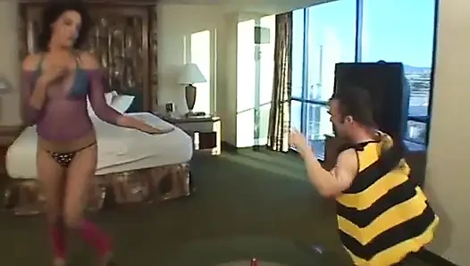 Azgın tatlı güzel bebek yatakta amını siktiriyor